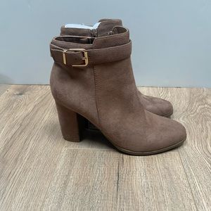 Forever 21 tan suede booties // size 7